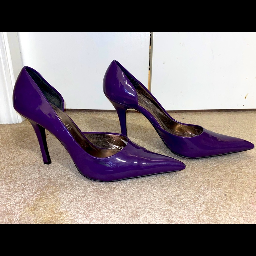 Purple patent pumps